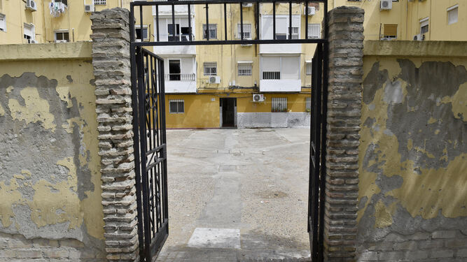 La entrada al bloque de pisos de la calle Codorniz donde se crió José Ocaña, asesinado el sábado.