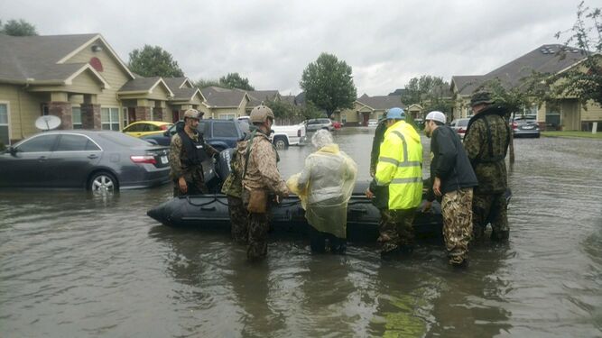 Marines ayudan en las labores de rescate y evacuación en Beaumont, Texas.