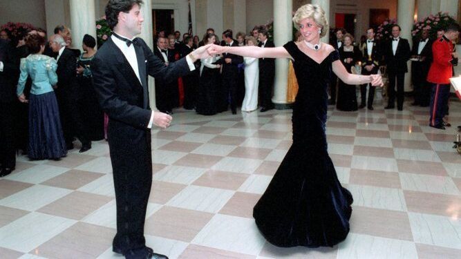 El célebre baile de Travolta y Lady Di en la Casa Blanca en 1985. La princesa había pedido para esta gala contra el cáncer la presencia del protagonista de 'Grease'.