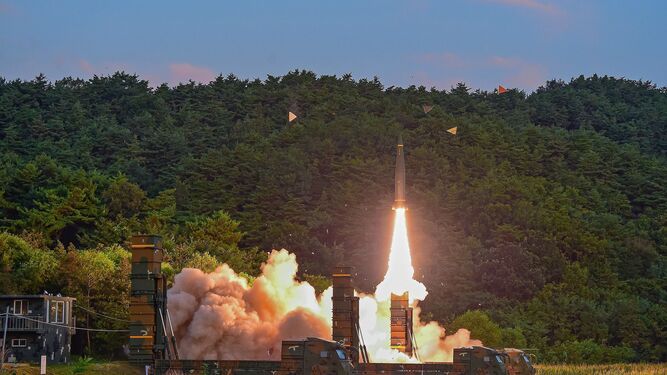 Lanzamiento ayer de un misil en una localización sin revelar en la costa este de Corea del Sur.