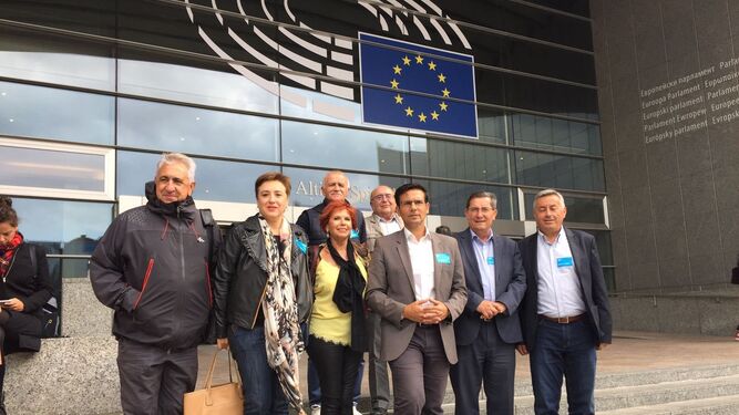 Los miembros de la delegación granadina, con el alcalde Francisco Cuenca -en el centro-, ayer en Bruselas.