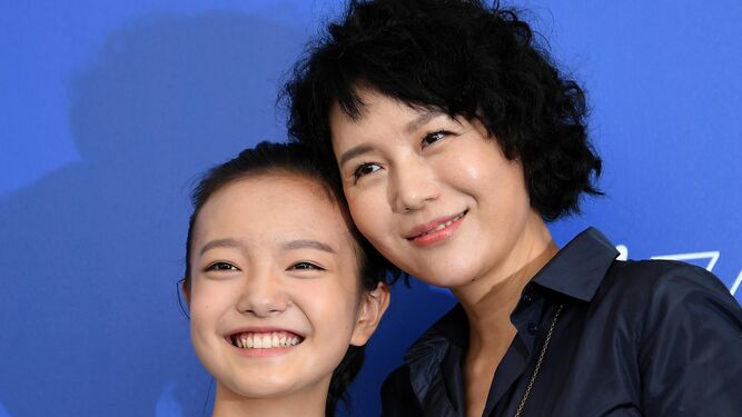 Zhou Meijung junto a Vivian Qu, única directora que opta al León de Oro.