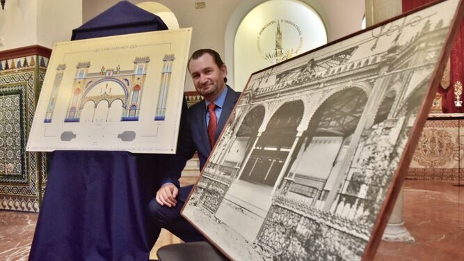César Ramírez posa con el diseño de la portada y la foto de la antigua caseta del Círculo Mercantil..