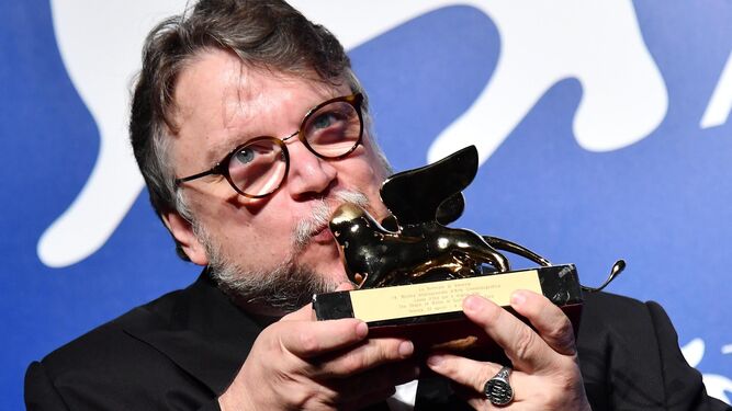 Guillermo del Toro besa el León de Oro.