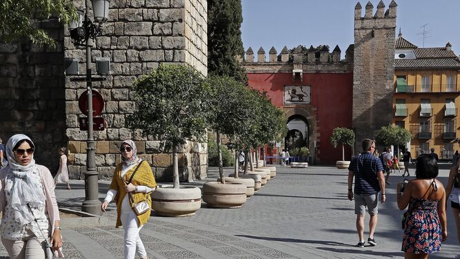 La nueva estética del entorno de la Puerta del León, con los macetones de seguridad