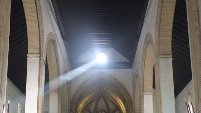 El sol entra por el óculo situado sobre el ábside de la iglesia de San Román.