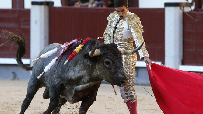 El diestro Jose Carlos Venegas, en un muletazo, quien ayer triunfó en la plaza de toros de Madrid.