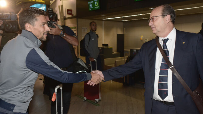 Castro estrecha la mano con Jesús Navas en el aeropuerto