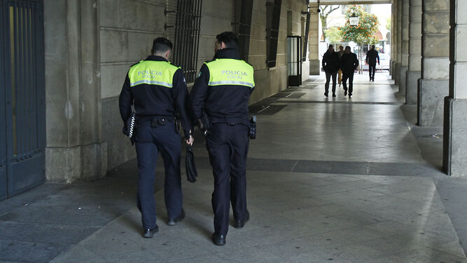 Dos policías locales salen de los juzgados de Sevilla, en una imagen de archivo.