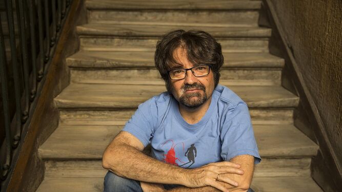 Juan Casamayor (Madrid, 1968), es licenciado en Filología Hispánica por la Universidad de Zaragoza.