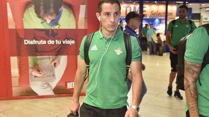 Andrés Guardado, el pasado sábado, en el aeropuerto.