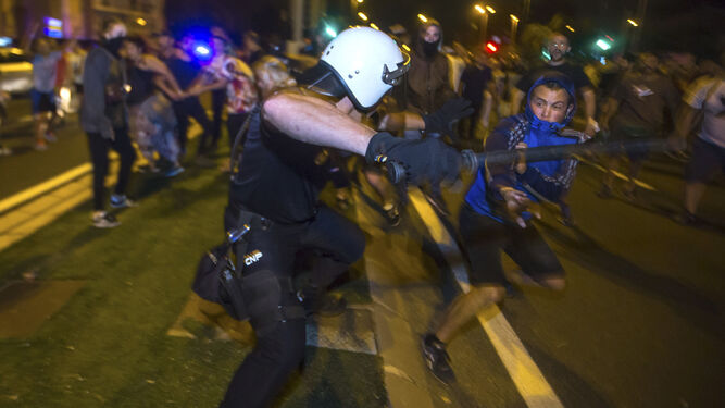 Un policía carga contra un joven de ultraizquierda