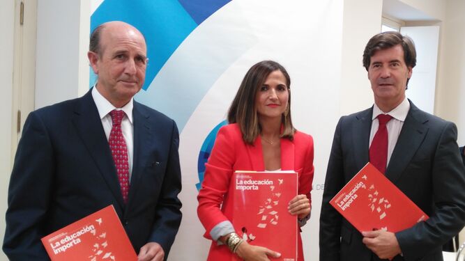 Rafael Caamaño (CECE-Sevilla), Miriam Pinto (CEOE) y Miguel Rus, presidente de la CES.