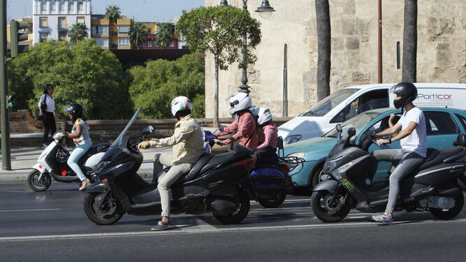 Un grupo de motos circulando por el Paseo Colón.