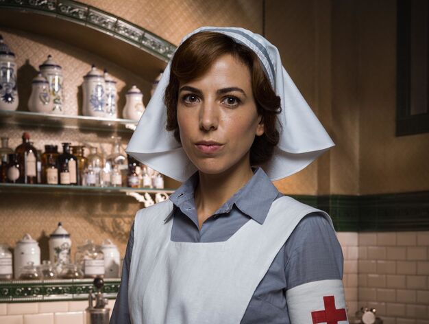 Alicia Rubio > Verónica Montellano, de procedencia humilde es una veterana enfermera en Marruecos. Recibe con recelo a la duquesa
