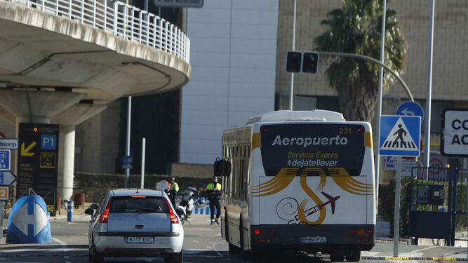 El autobús urbanos accede al aeropuerto de Sevilla