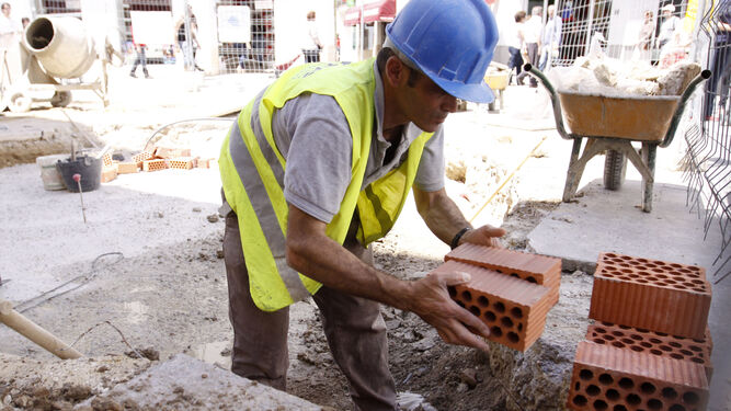 Un obrero de la construcción durante su jornada laboral