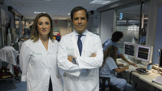 La doctora Marinela Chaparro y el doctor Rafael J. Hidalgo en el Hospital Macarena.