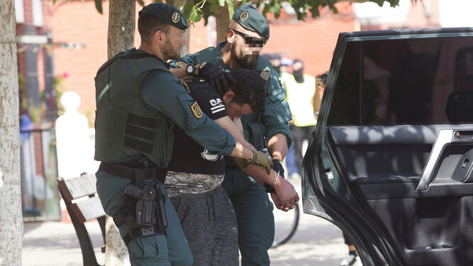 Guardias civiles conducen al joven marroquí detenido en Vinaroz el viernes.
