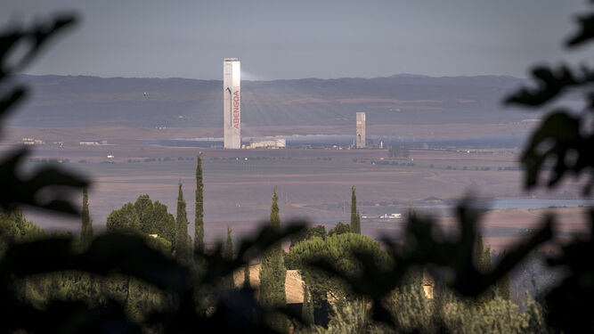 Una de las torres de la plataforma solar Solúcar, propiedad de la empresa Abengoa en Sanlúcar la Mayor (Sevilla), en noviembre de 2015.