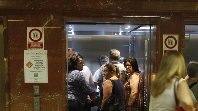 Usuarios en uno de los ascensores hospitalarios sevillanos.