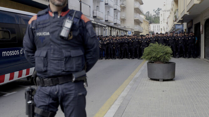 Policías nacionales destinados a Cataluña  y hospedados en el hotel Mont-Palau de Pineda, se encaran con los vecinos  que protestan por su presencia.