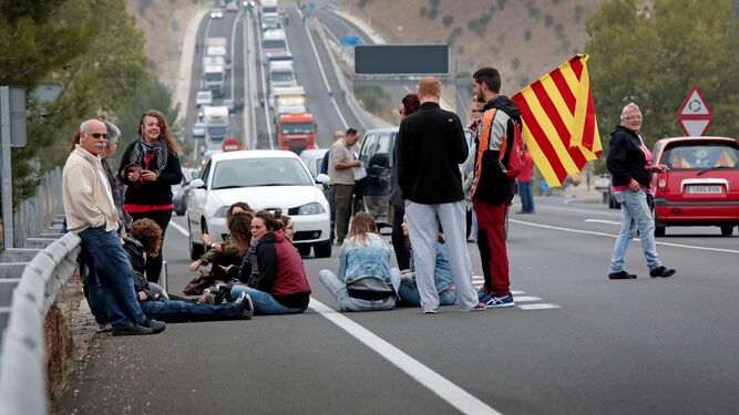 Un grupo de manifestantes corta la autovía A-2 por diversos puntos de la comarcas de la Anòia.