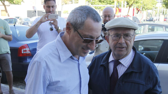 El portavoz del PSOE, Agustín Morón, con su abogado.