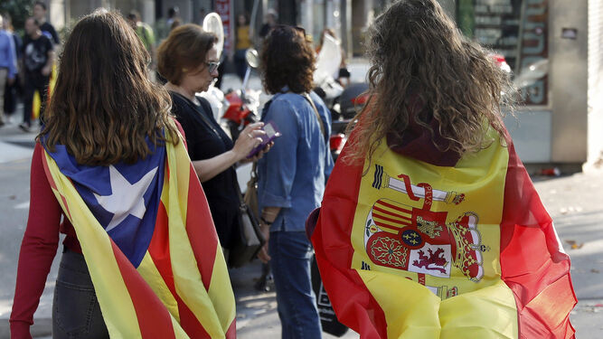 Dos universitarias envueltas ayer con la bandera estelada y con la española.