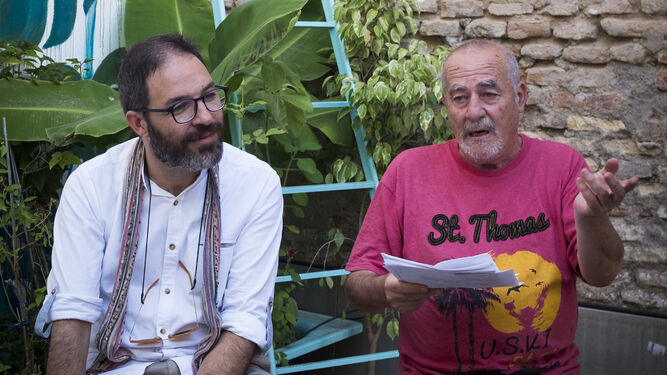 El ex director de la Bienal José Luis Ortiz Nuevo explica en una "performance" las razones de su marcha.