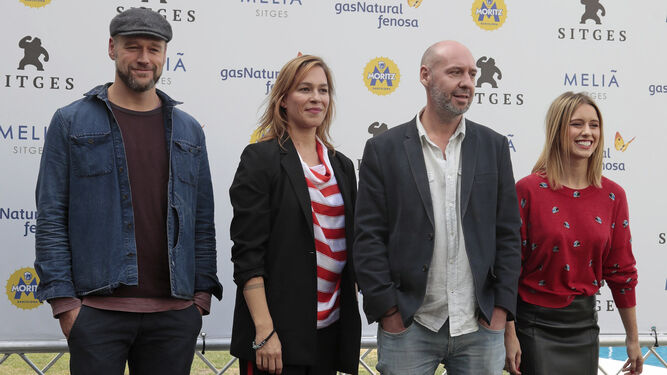Los actores Elliot Cowan, Franka Potente y Manuela Vellés, junto a Balagueró.
