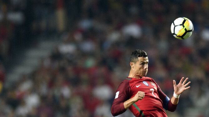 Cristiano Ronaldo salta por encima del central suizo Schar en el estadio de La Luz.