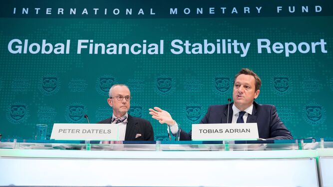 El director del Departamento de Asuntos Monetarios del FMI, Tobias Adrian (d), y el vicepresidente, Peter Dattels (i), ayer.