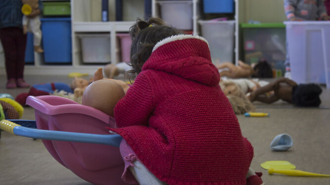 Una nina de El Vacie juega con una muñeca en un recurso social de la zona.