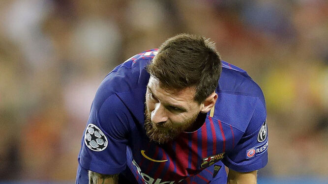 Messi, antes de botar una falta ante la Juventus en el Camp Nou.