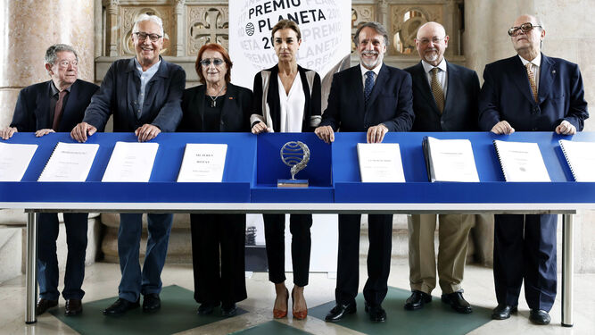 El presidente del Grupo Planeta, José Creuheras (tercero por la derecha),  en Barcelona con los miembros del jurado (de izquierda a derecha) Alberto Blecua, Fernando Delgado, Rosa Regás, Carmen Posadas, Juan Eslava Galán y Pere Gimferrer.