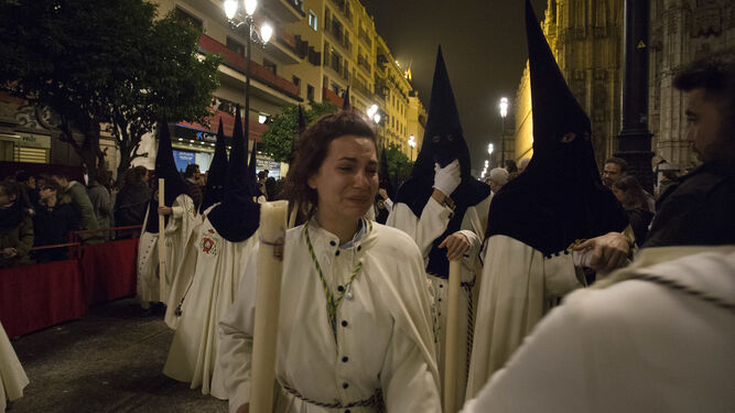 Una nazarena de la Macarena en los instantes de revuelo vividos en la Avenida de la Constitución.