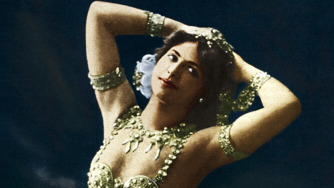 Mata Hari en una sensual postal de sus años de glorial
