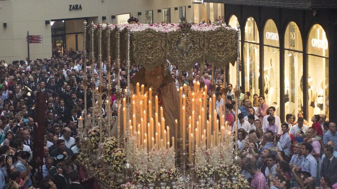 La Virgen de la Salud a su llegada a la calle Rioja.