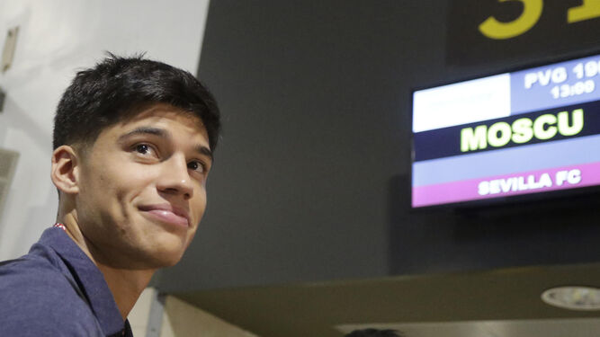 Correa sonríe ante un panel informativo que señala el destino del vuelo que tomó el Sevilla a mediodía de ayer.
