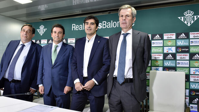 Pepe Tirado, José Miguel López Catalán, Ángel Haro y Adolfo Cuéllar posan antes de comenzar su comparecencia ante los medios de comunicación