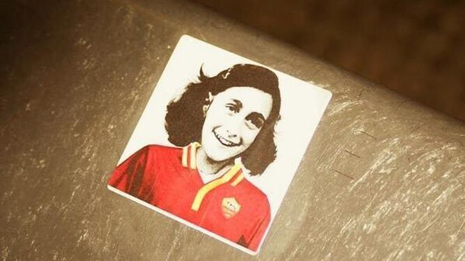 Imagen del montaje de Ana Frank con la camiseta romana