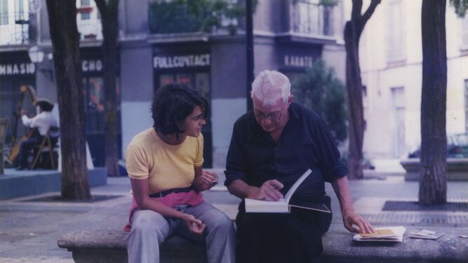 John Berger junto a Leticia Ruifernández, autora de las ilustraciones.