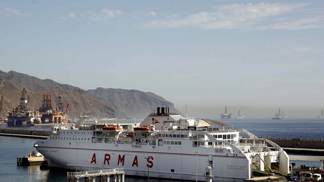 Un buque de Grupo Naviera Armas, en Santa Cruz de Tenerife, que se convertirá la mayor naviera española tras comprar Trasmediterránea.