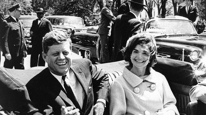 Kennedy y su esposa, en coche oficial.