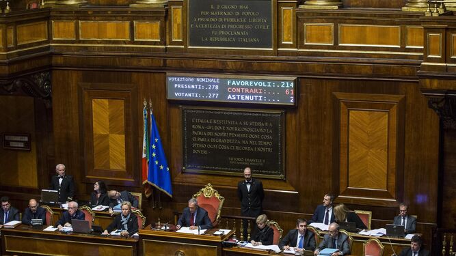 Un panel electrónico del Senado italiano muestra el resultado final de la votación de la nueva ley electoral, ayer en Roma.