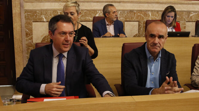 El alcalde Juan Espadas junto al concejal Antonio Muñoz durante el Pleno