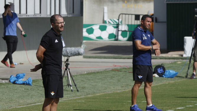 José Juan Romero y Juan Carlos Gómez, técnicos de Betis Deportivo y Écija, en un duelo este curso.