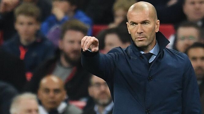 Zidane da una indicación a sus futbolistas en Wembley ante el Tottenham.