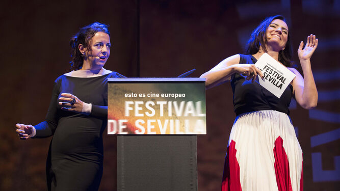 La traductora Concha Ortiz y la actriz Silvia Abril, en un momento de la gala de inauguración.